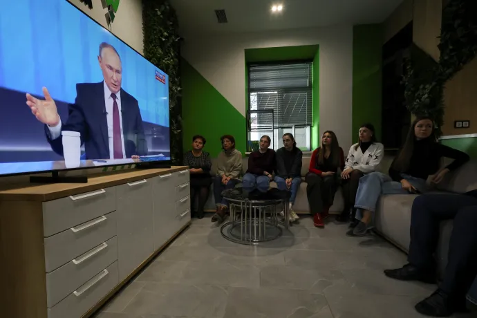 Putyin konferenciáját nézik Szimferopolban – Fotó: Alexey Pavlishak / Reuters