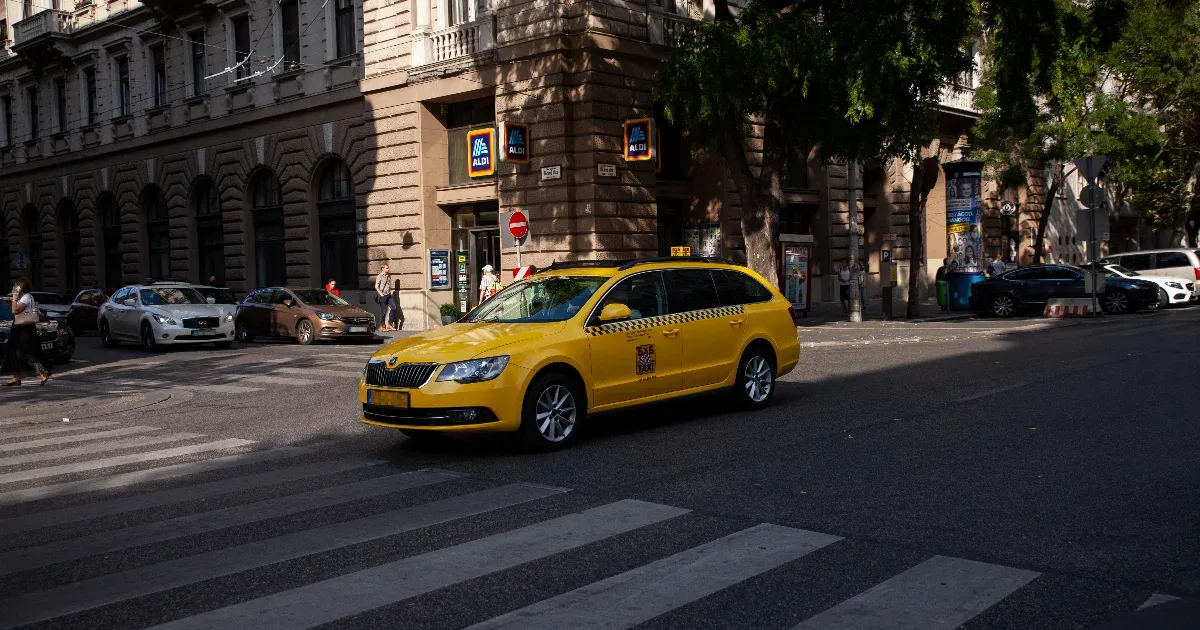 Félmilliárdos tendert ír ki a kormány a minisztériumi dolgozók taxizására
