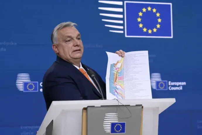 Viktor Orbán demonstrates the changes needed to boost competitiveness at a press conference at the European Council summit on 19 December 2024 – Photo: John Thys / AFP