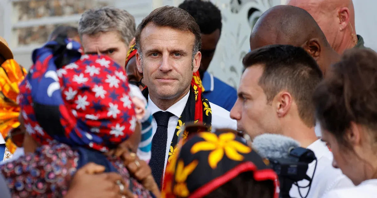 Lemondását követelő dühös helyiek ugrottak Macronnak, mikor a ciklon sújtotta szigetre látogatott