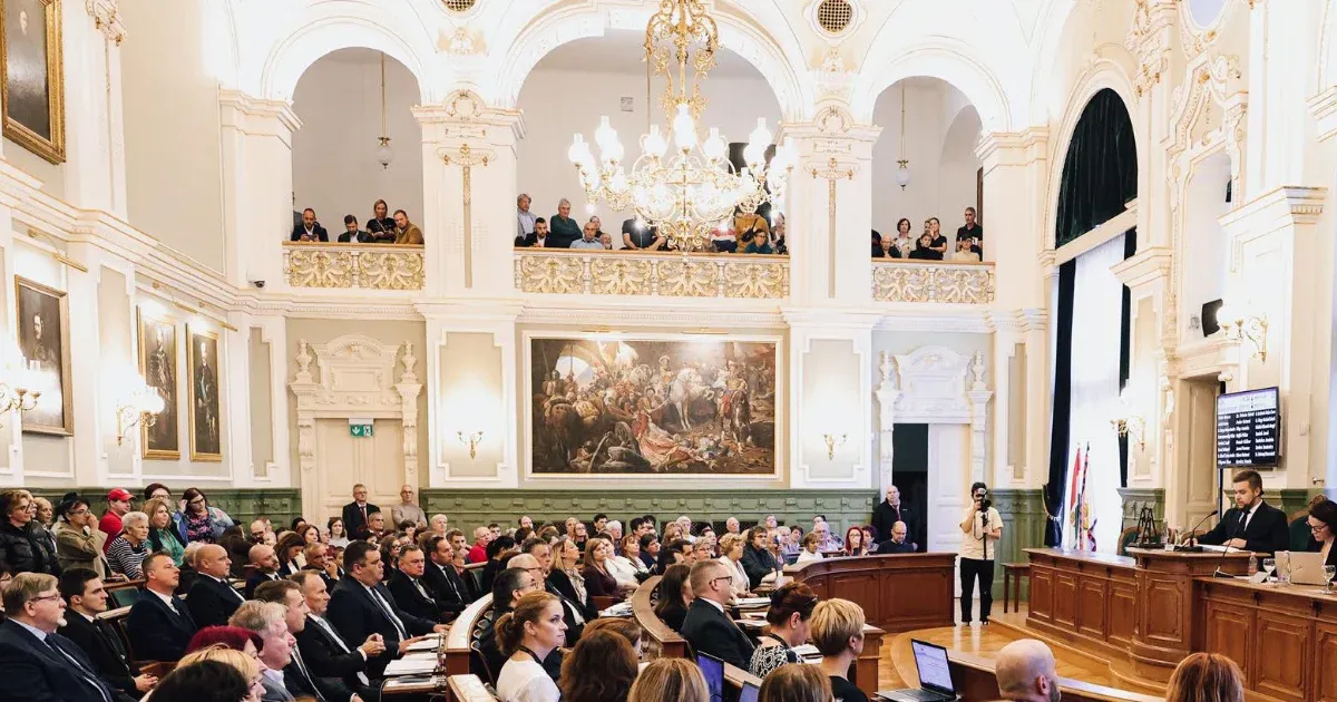 Januártól járt volna, de hát karácsony van: visszamenőlegesen, októbertől megkapják a jócskán megemelt fizetésüket a győri képviselők