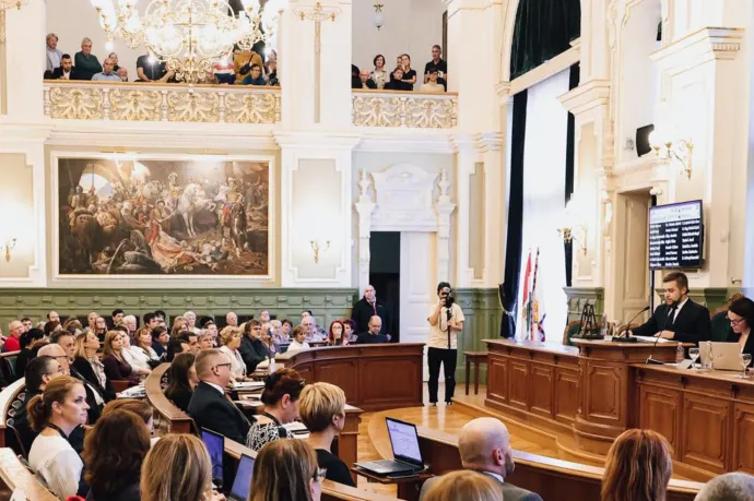 Januártól járt volna, de hát karácsony van: visszamenőlegesen, októbertől megkapják a jócskán megemelt fizetésüket a győri képviselők