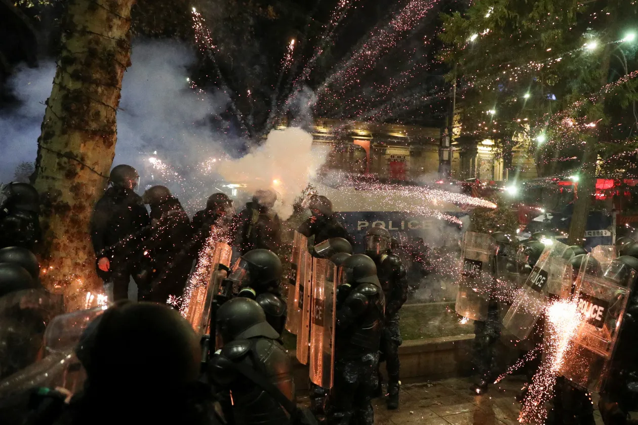 Fotó: Giorgi Arjevanidze / AFP; Irakli Gedenidze / Reuters