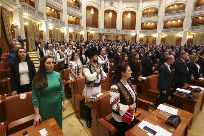 Képviselők eskütétel közben. A bal szélen látható nők a POT (zöld ruhában a párt elnöke, Anamaria Gavrilă), a népviseletbe öltözöttek az S.O.S. Románia képviselői – Fotó: George Călin / Inquam Photos