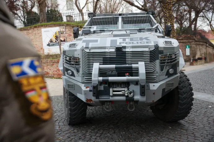 A Terrorelhárítási Központ (TEK) egysége egy Scorpion páncélozott járművel Szekszárd sétálóutcája előtt, a karácsonyi vásár helyszíne közelében 2024. december 22-én – Fotó: Kiss Dániel / MTVA 