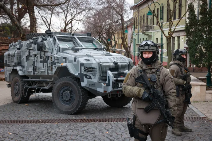 A Terrorelhárítási Központ (TEK) egysége egy Scorpion páncélozott járművel Szekszárd sétálóutcája előtt, a karácsonyi vásár helyszíne közelében 2024. december 22-én – Fotó: Kiss Dániel / MTVA 