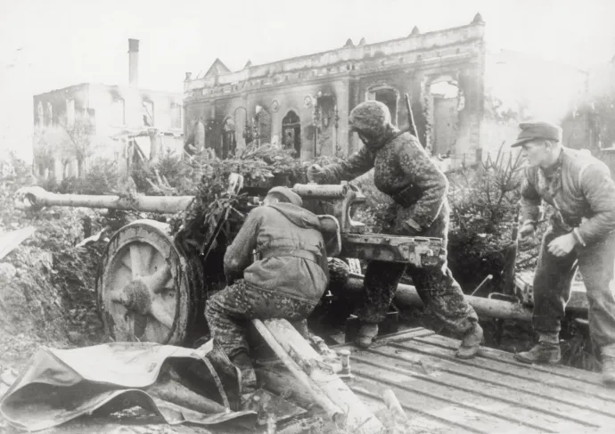 Német ágyú fenyőfák között Budapest belvárosában később 1945 februárjában – Fotó: Mondadori Portfolio / Getty Images