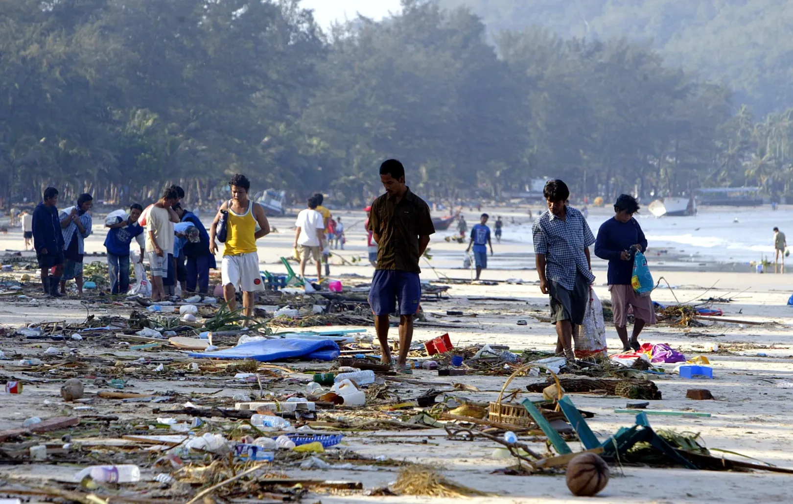 A phuketi Pathong beach egy nappal a cunami után – Fotó: Saeed Khan / 2004 AFP