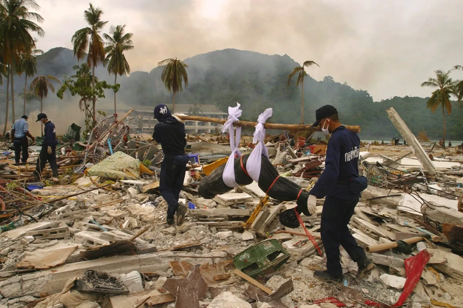 Túlélők után kutatnak a thaiföldi Phi Phi szigeteken 2004. december 30-án – Fotó: Patrick Aventurier / Gamma-Rapho / Getty Images