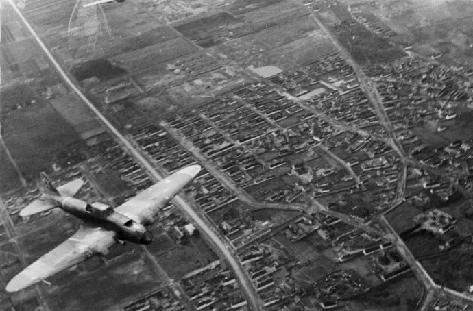 Egy szovjet Il–2 Sturmovik repülőgép repül valahol Budapest felett 1945 januárjában – Fotó: Sovfoto / Universal Images Group / Getty Images