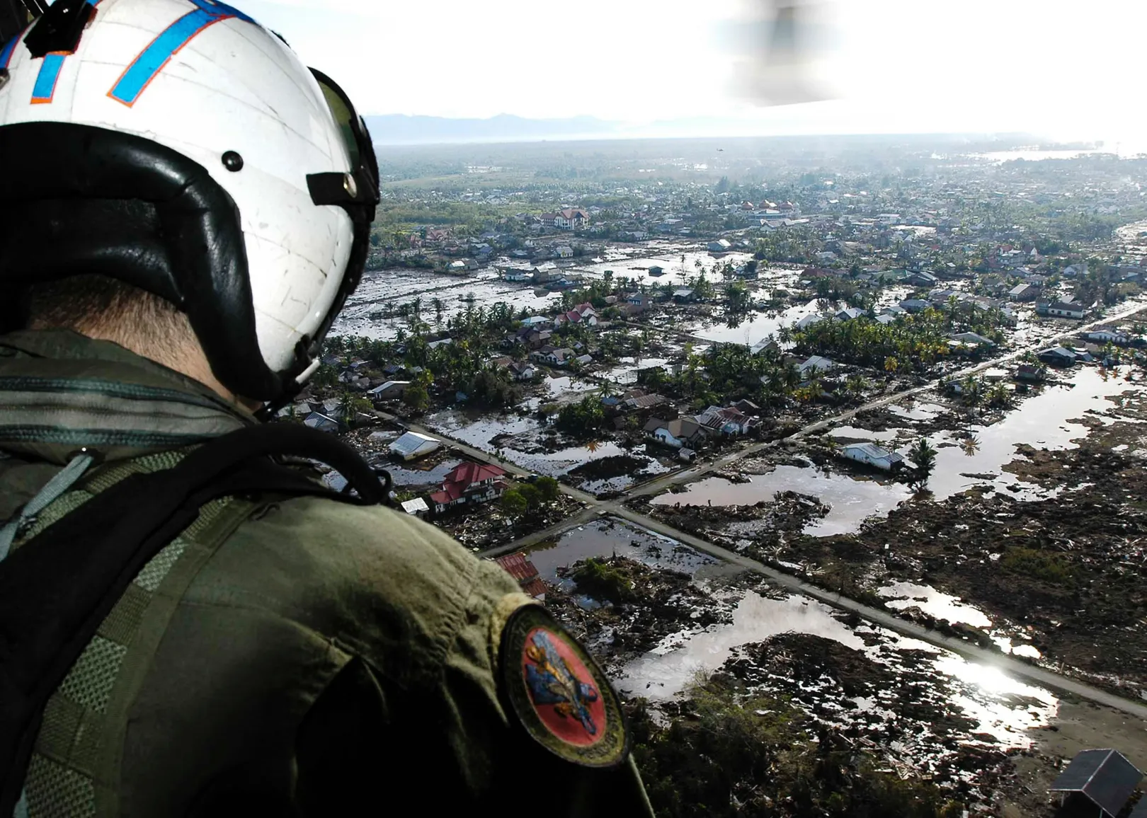 Az amerikai haditengerészet egyik helikoptere kutat túlélők után 2005. január 6-án az indonéziai Meulaboh felett – Fotó: US Navy / Getty Images