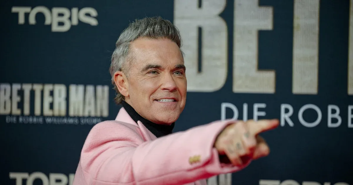 Robbie Williams újra megpróbálkozna az érettségivel, hogy ne tartsák butának