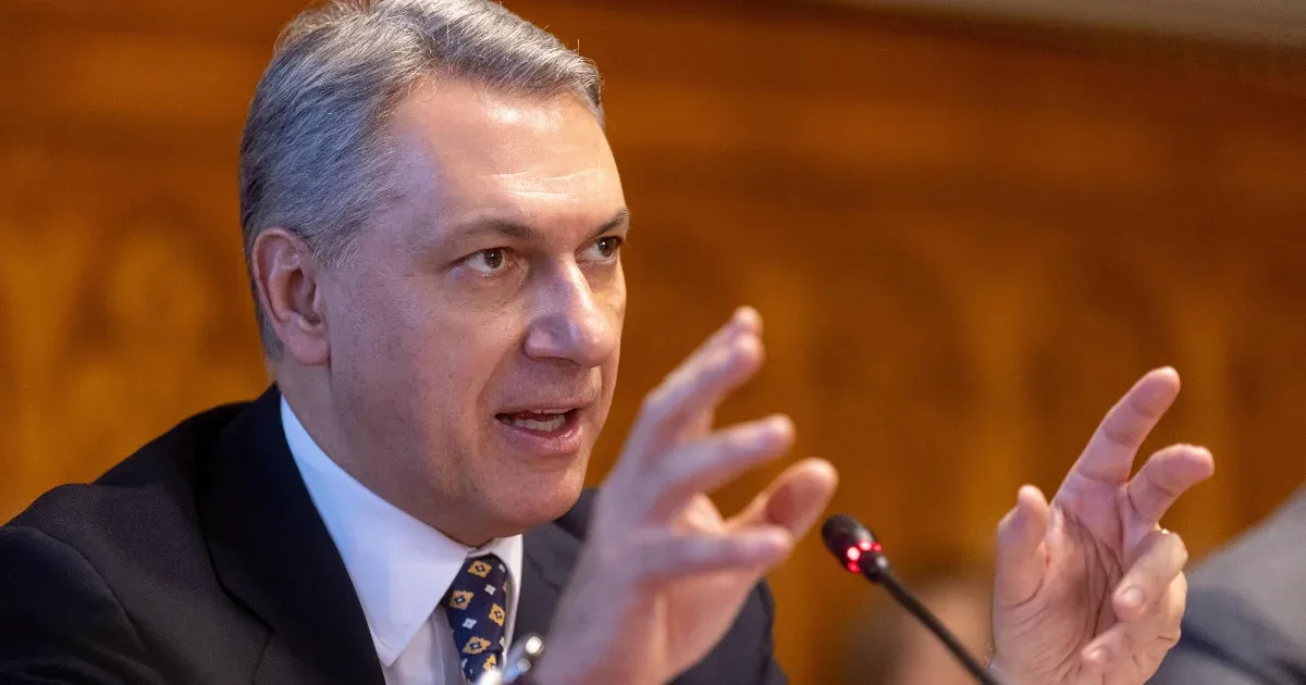 Lázár János jóváhagyása nélkül mostantól nem indulhat állami beruházás, a tárcák nem repesnek