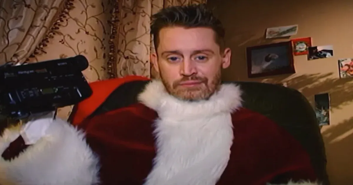 Macaulay Culkin elég bizarr szerepben tűnik fel Kim Kardashian karácsonyi klipjében
