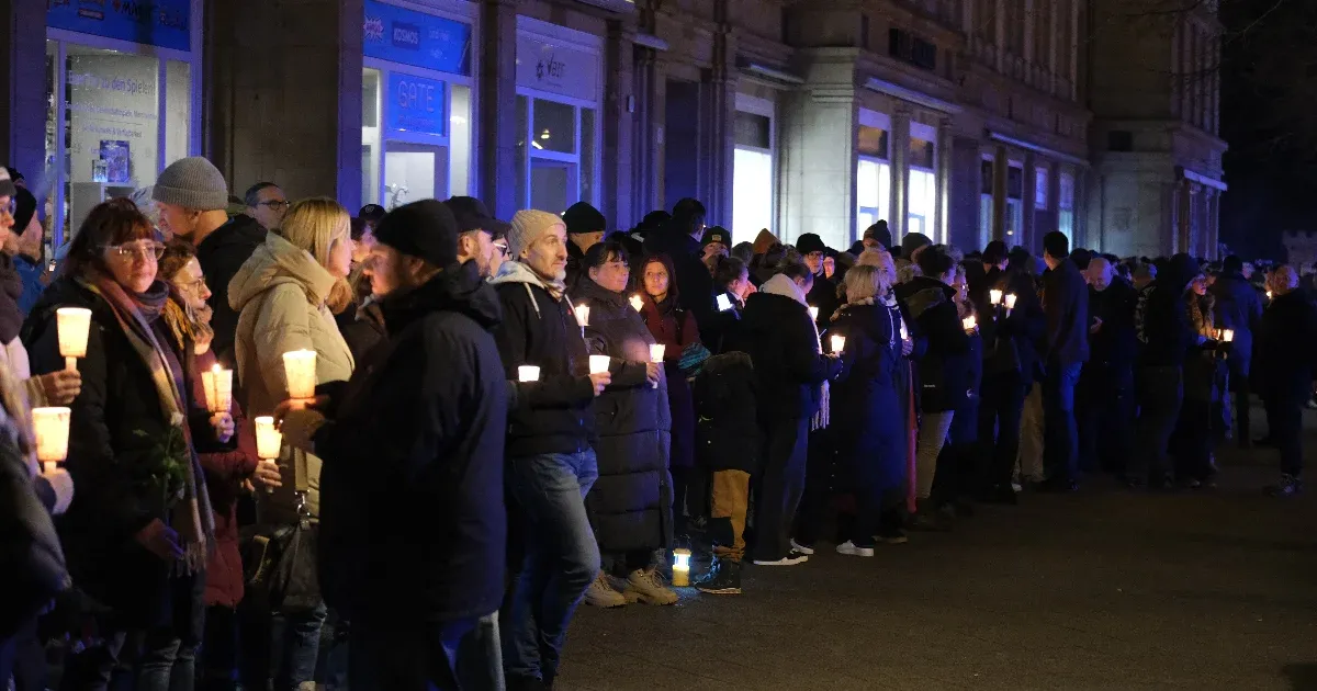 Több ezren élőlánccal emlékeztek a magdeburgi áldozatokra, az AfD is gyűlést tartott a tragédia közelében