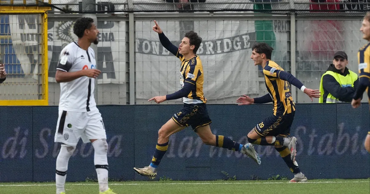A Juve Stabia szurkolói a karjukat lengetve ünnepelték Mussolini dédunokájának gólját