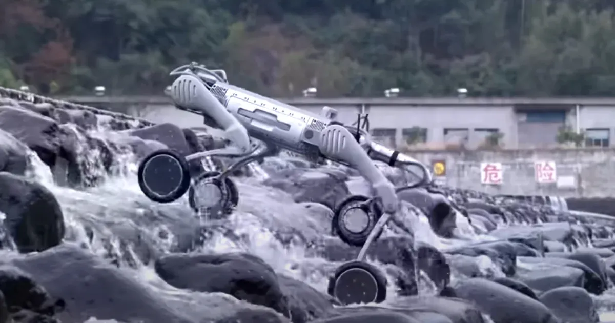 Ijesztően profi az új kínai robotkutya, ami embert is tud cipelni