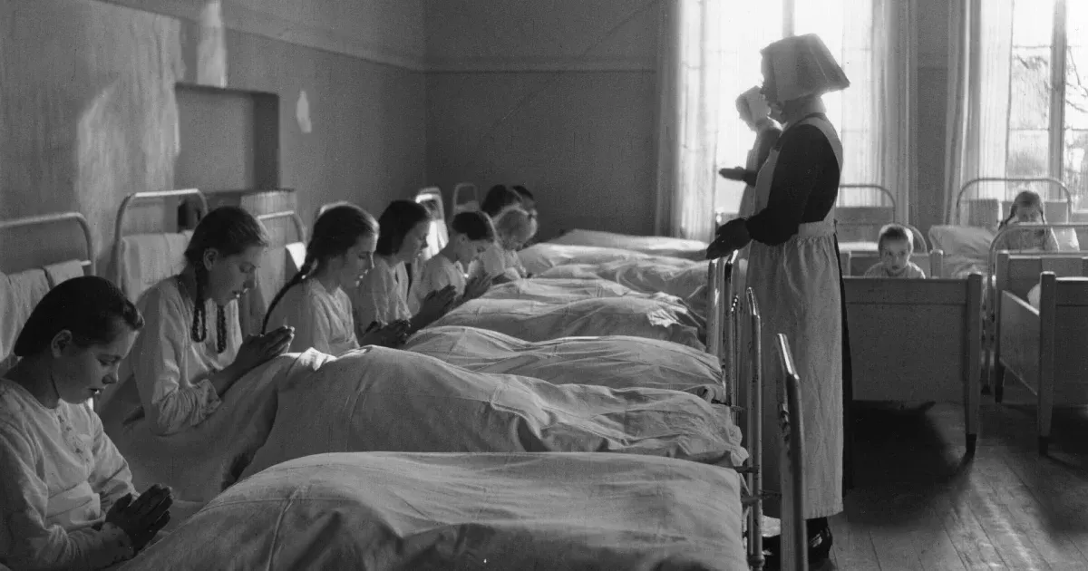 „Éjszakánként néha bejöttek a nővérek, hasra fordítva az ágyhoz kötöztek, és csatos övvel vertek” – az egyházi visszaélések alig ismert dimenziói