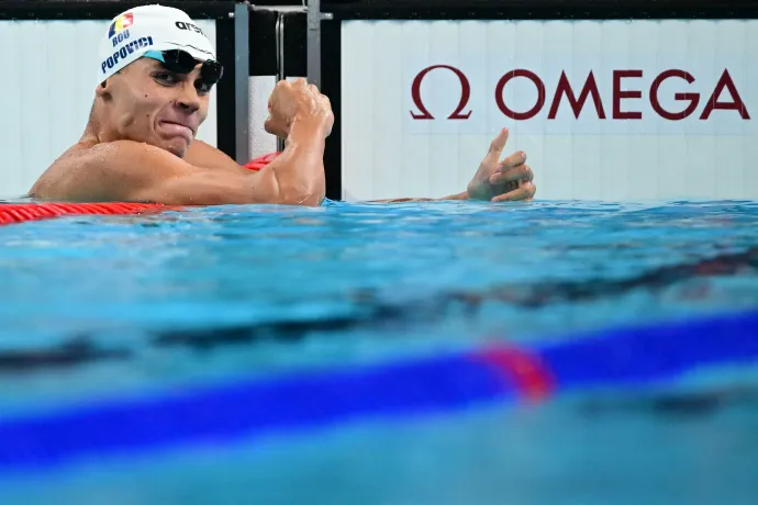 David Popovici a győzelme után ünnepel a párizsi olimpián – Fotó: Francois-Xavier Marit / AFP