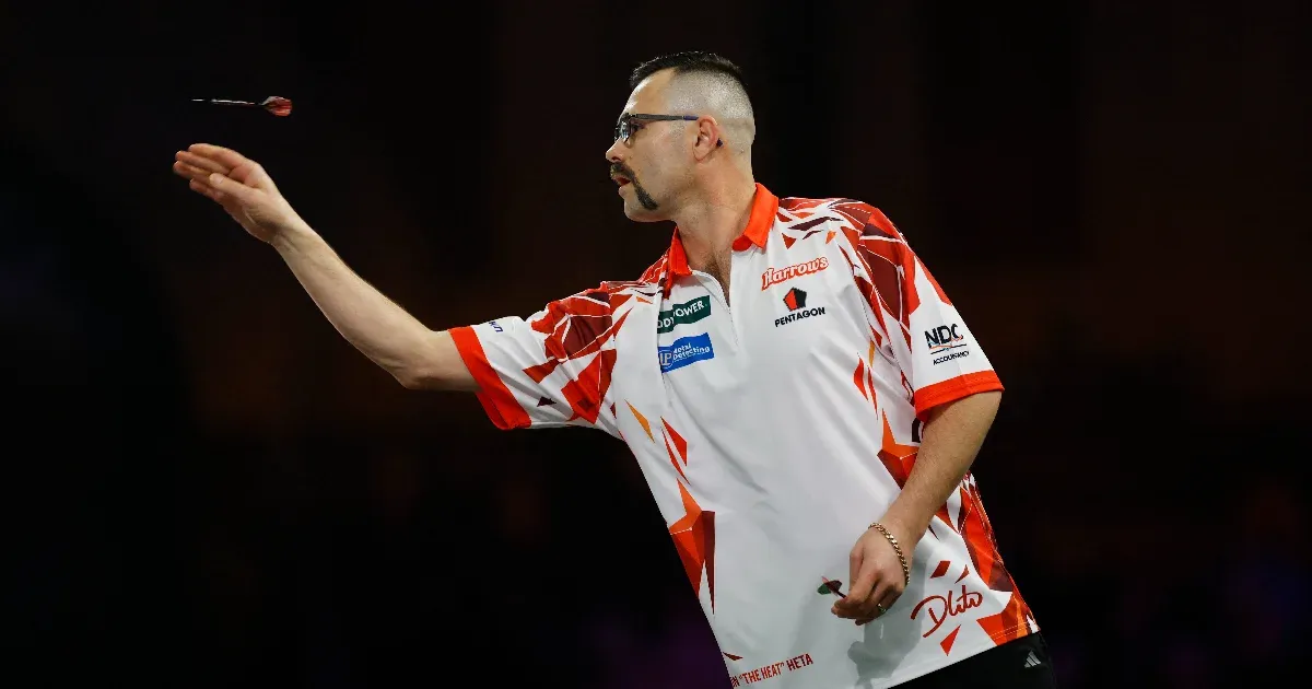 Videón Damon Heta kilencnyilasa a darts-vb-ről