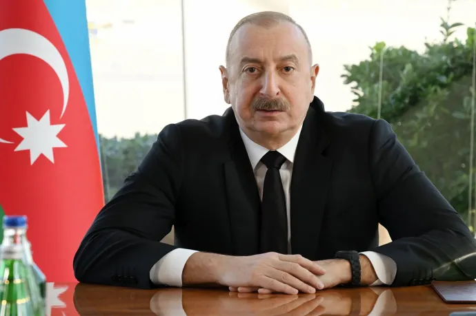 Ilham Aliyev azerbajdzsáni elnök megbeszélést folytat Bakuban 2024. december 25-én, miután az Azerbaijan Airlines (AZAL) azeri légitársaság Embraer ERJ-190AR típusú utasszállító repülőgépe lezuhant a kazahsztáni Aktau városnál – Fotó: Azerbajdzsáni elnöki sajtóhivatal / AP / MTI