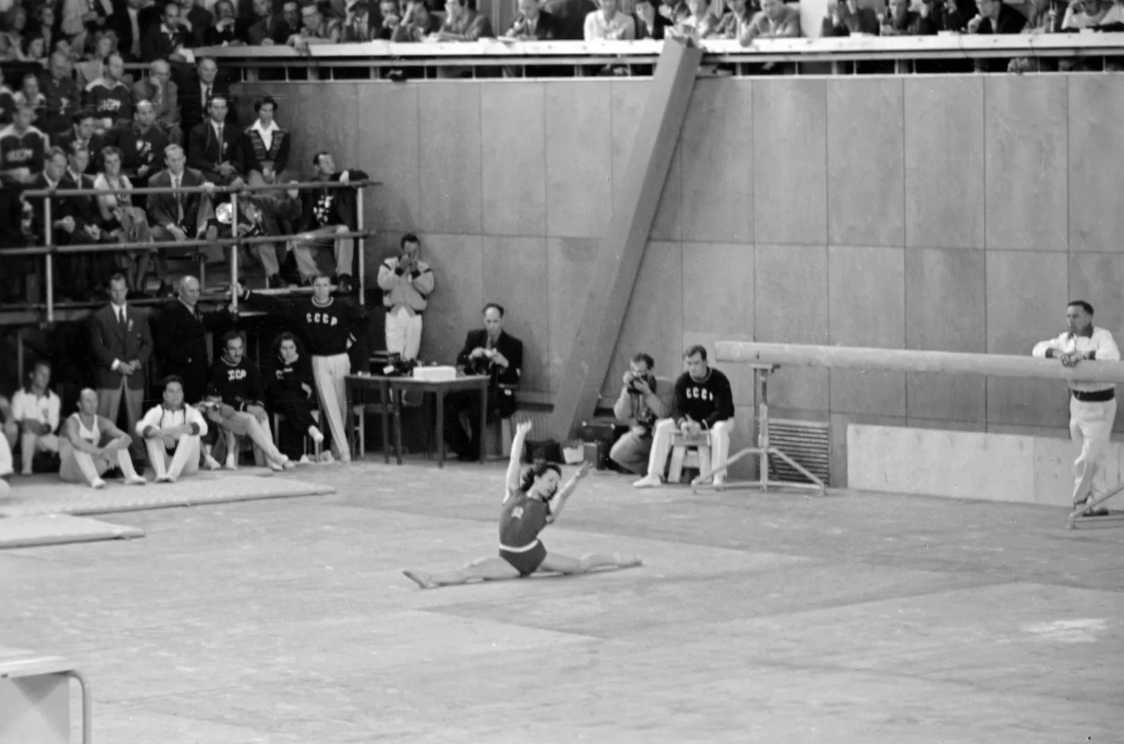 Keleti Ágnes bemutatja talajtornagyakorlatát a Helsinki nyári olimpián 1952. augusztus 3-án – Fotó: MTI