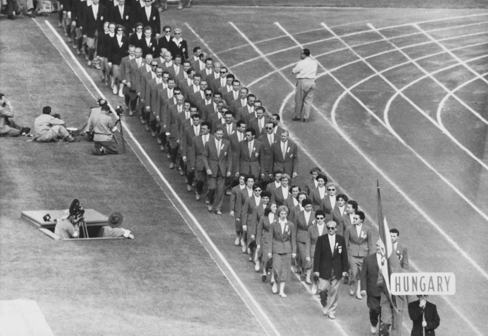 Az 1956. évi nyári olimpiai játékok záróünnepségén vonul a magyar csapat Melbourne-ben, a Melbourne Cricket Groundon 1956. december 8-án – Fotó: FPG / Hulton Archive / Getty Images