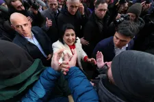 Letette az esküt a Nyugat-ellenes grúz elnök, elődje az „egyetlen legitim” államfőnek tekinti magát