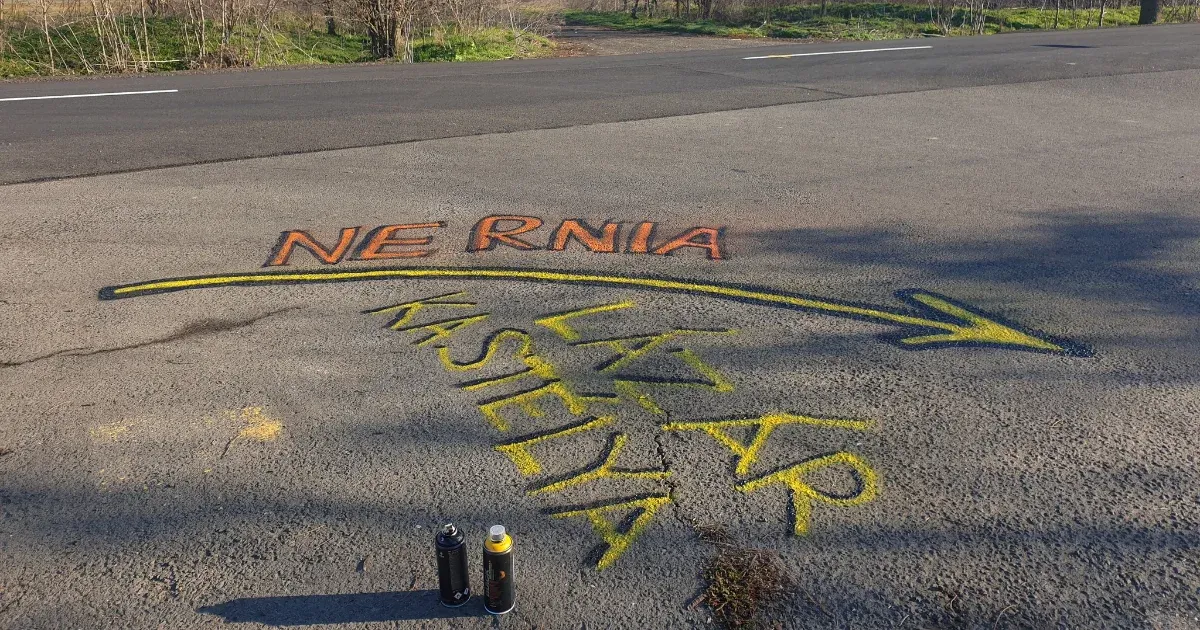 Ez egy ilyen ország: kirakják a neved, a rendszámod és a lakcímed a Promenád24-re, ha a Lázár Jánoshoz tartozó vadászkastélynál az aszfaltra firkálsz
