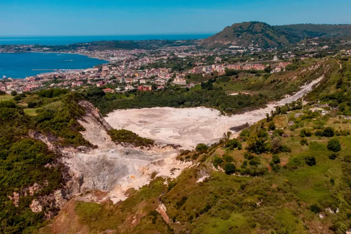 A Campi Flegrei és Pozzuoli 2024 májusában – Fotó: Salvatore Laporta / KONTROLAB / LightRocket / Getty Images