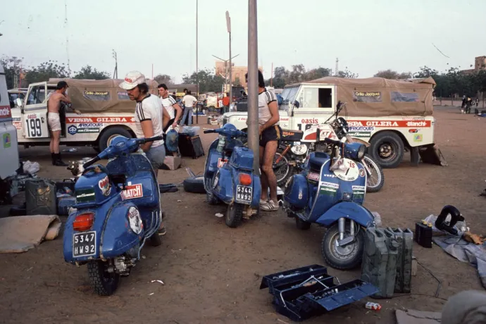 Az őrült csapat, ami Vespával vágott neki a legendás Dakar-ralinak