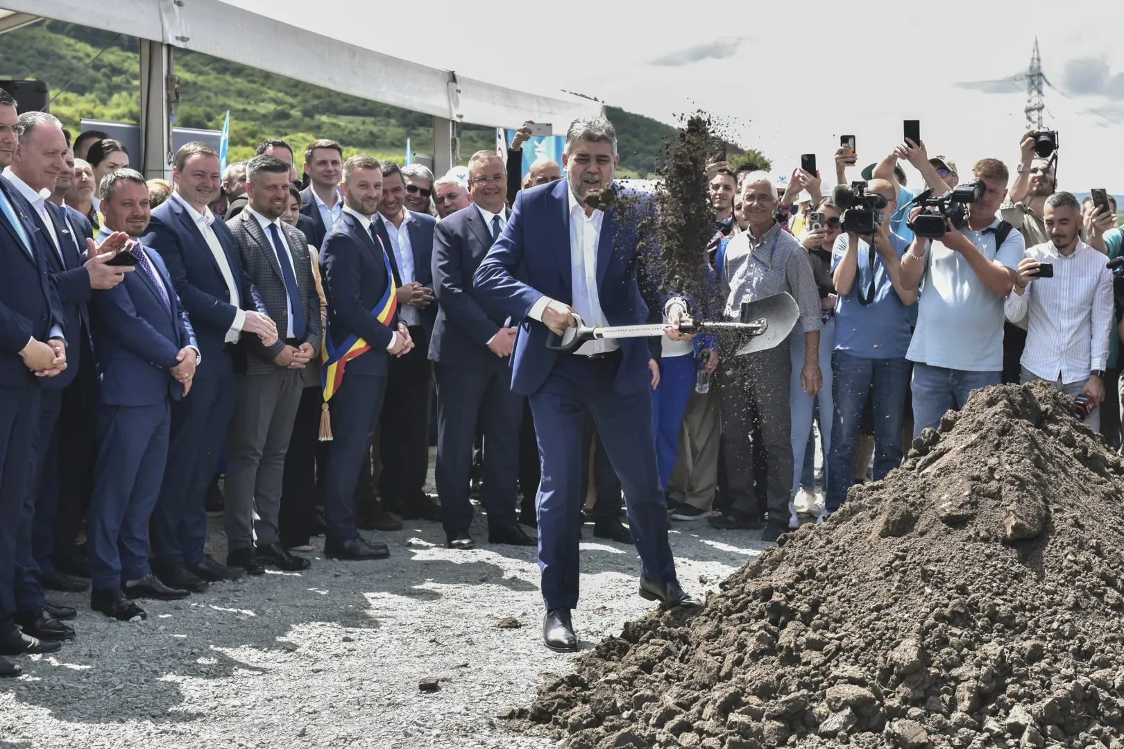 Marcel Ciolacunak jutott az a megtiszteltetés, hogy az első lapát föld félredobásával jelezze: elkezdődött a metróépítés Kolozsváron – Fotó: Cristi Vescan / Inquam Photos