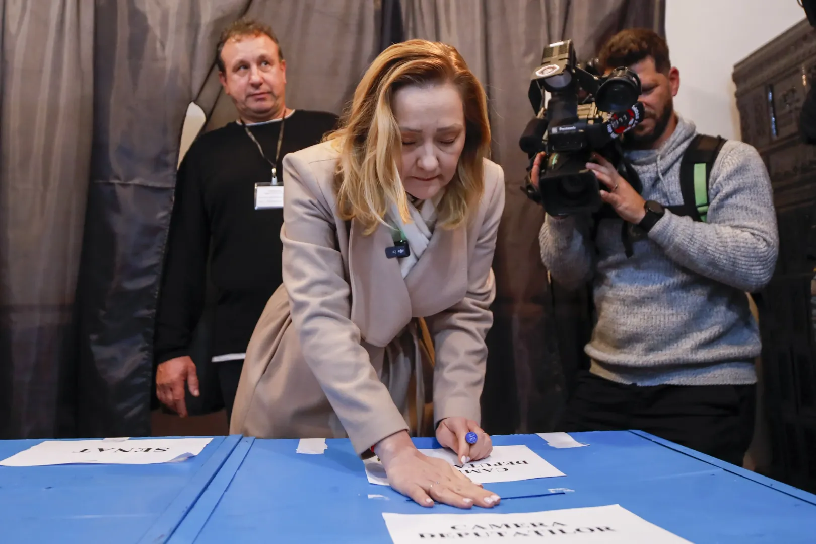 Elena Lasconi szavaz a december elseji parlamenti választásokon, amikor még úgy tűnt, megrendezik a második fordulót – Fotó: Ovidiu Micsik / Inquam Photos