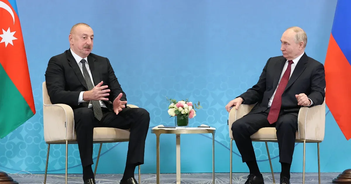 Putyin szinte soha nem kért bocsánatot, de most azt is elviseli, hogy az azeri elnök csuklóztatja