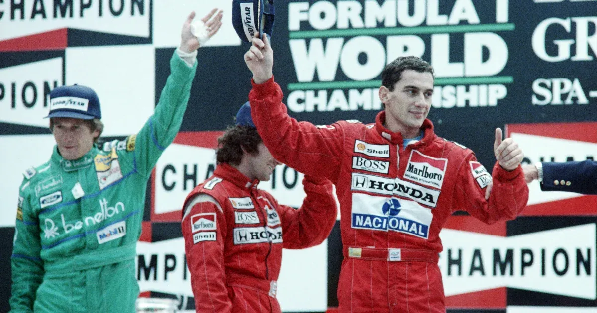 Elárverezik Ayrton Senna 1998-as ikonikus kezeslábasát