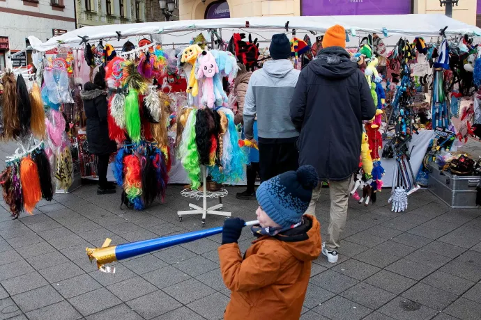 Hol vehetek virslit? Járni fog a metró éjjel? Melyik gyógyszertár lesz nyitva? Minden infó szilveszterre!