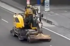 Lelőtték a férfit, aki egy elkötött markológéppel kezdett törni-zúzni Németországban