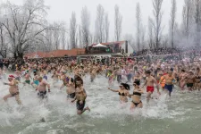 Százak mártóztak meg a fagyos Balatonban az új év első napján