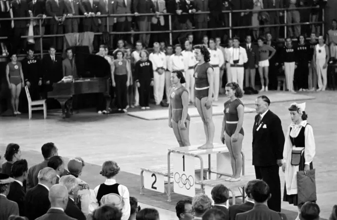 Olympic champion Ágnes Keleti, silver medalist Mariya Gorokhovskaya and winner of the bronze, Margit Korondi at the medal ceremony for the floor exercise event at the 15th Summer Olympics, 3 August 1952 – Photo: MTI