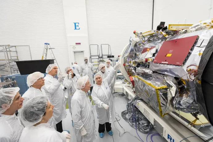 Eugene N. Parker a NASA Parker Solar Probe építésének meglátogatásakor 2017-ben – Fotó: Ed Whitman / Johns Hopkins APL / NASA