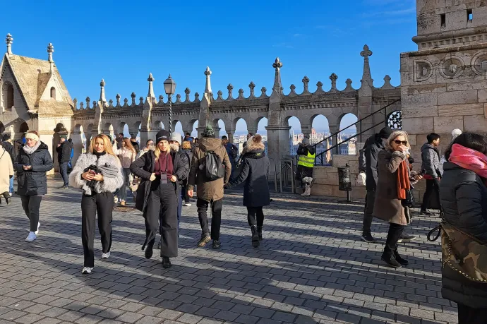 Nincs többé kordon a Halászbástyánál, akadály nélkül nézelődtek a turisták péntek reggel – Fotó: Olvasó / Telex