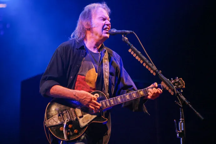 Neil Young először lemondta, majd mégis elvállalta fellépését a Glastonburyn