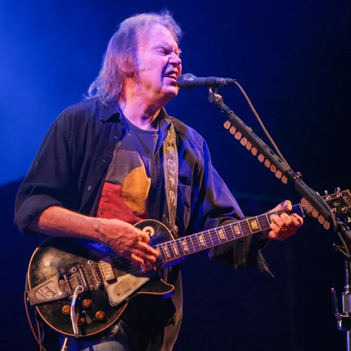 Neil Young először lemondta, majd mégis elvállalta fellépését a Glastonburyn