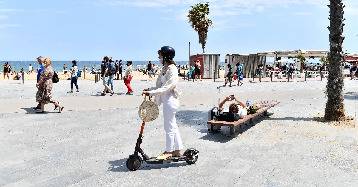 500 euróra büntethetik, aki elektromos rollerrel közlekedik a járdán Barcelonában