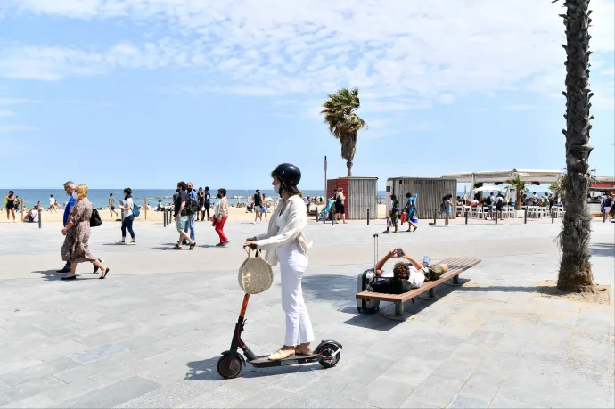 500 euróra büntethetik, aki elektromos rollerrel közlekedik a járdán Barcelonában