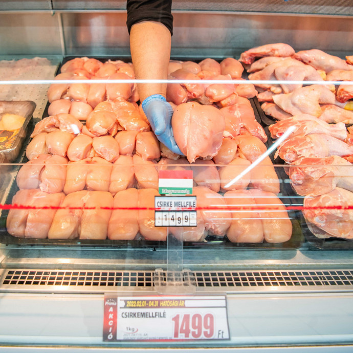 Kevesebbet keresnek a boltok a csirkemellen és a sertéscombon, mint az árstop előtt
