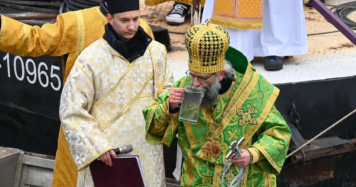 Megszentelte, majd ivott a Dunából Kocsis Fülöp érsek a vízkereszt ünnepén