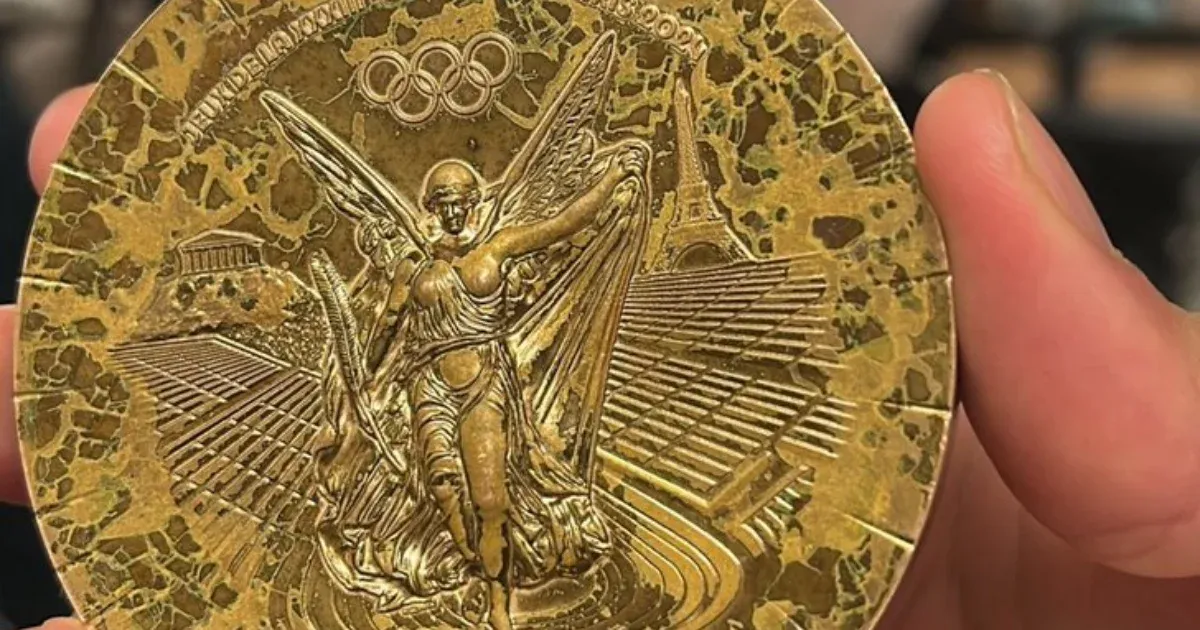 Újabb olimpikonok jelezték, hogy elkopott az Eiffel-torony vasdarabjaiból készült érmük