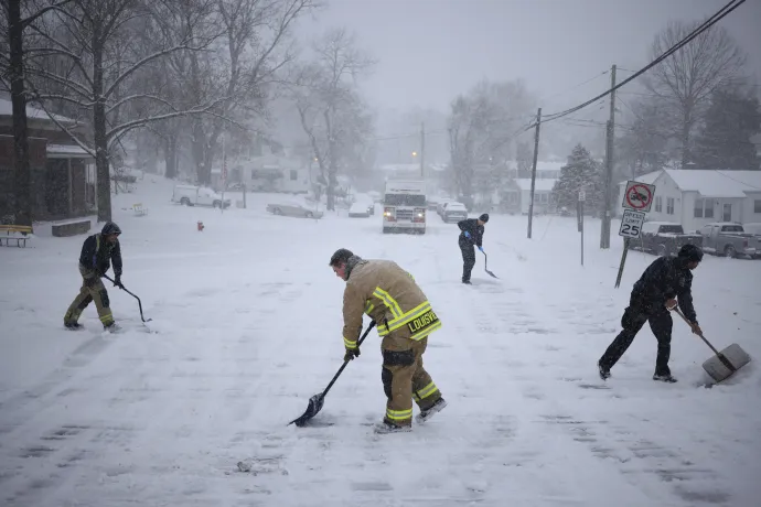 Tűzoltók havat lapátolnak az állomásuk előtt 2025. január 5-én Louisville-ben – Fotó: Luke Sharrett / Getty Images / AFP