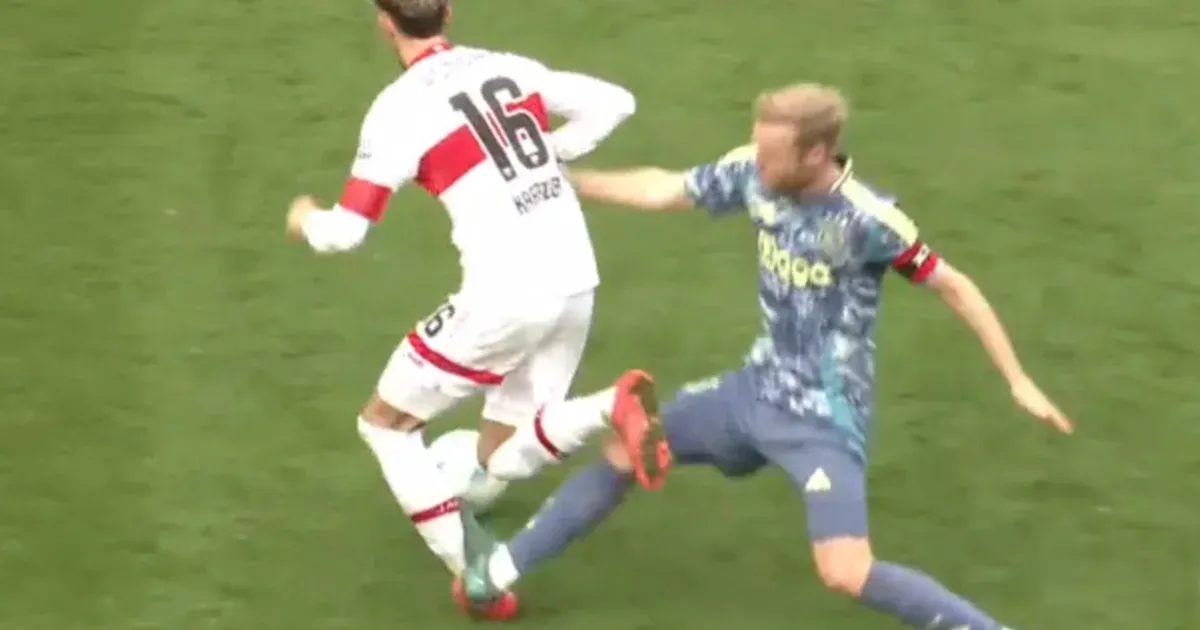 Megtaposta ellenfele bokáját, kiállították, mégis a pályán maradhatott az Ajax csapatkapitánya